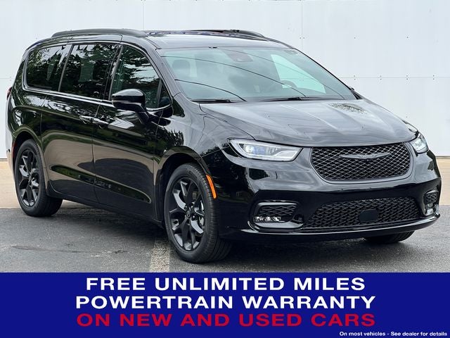 2026 Chrysler Pacifica PACIFICA SELECT in Diamond Black Crystal Pearl-Coat Exterior Paint — front three-quarter view